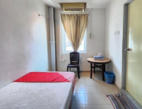 Deluxe Single Room | 1 bedroom, desk, laptop workspace, blackout drapes