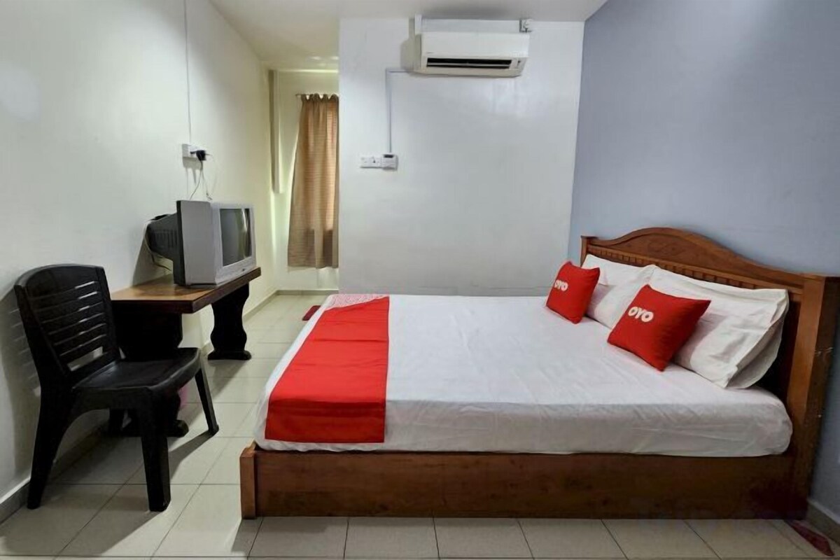 Desk, blackout drapes, WiFi (free), bed sheets