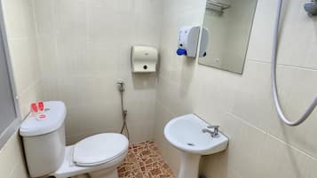 Amenidades de baño gratuitas, bidet, toallas, papel de baño
