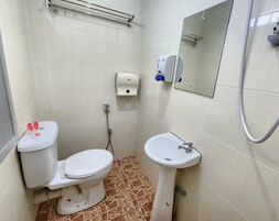 Artículos de higiene personal gratuitos, bidé, toallas y papel higiénico