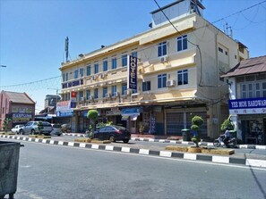 Um hotel com vários andares, com uma placa indicando ser um hotel.