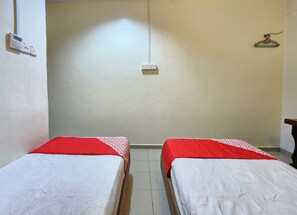 Quarto duplo luxo | Escrivaninha, espaço de trabalho para notebook, cortinas blackout