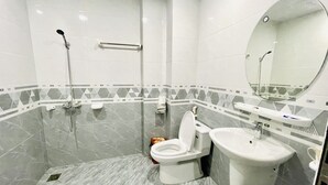 A modern bathroom with a toilet, bidet, and sink. - Little Vietnam Hotel - Cat Ba (Hai Phong)