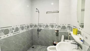 Kamar Twin Ekonomi | Kamar mandi | Perlengkapan mandi gratis, pengering rambut, sandal, dan handuk