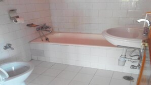 Un baño con inodoro, lavabo y bañera.