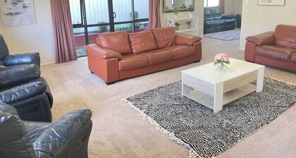 Auckland City & AIRPORT Near Sylvia park mall