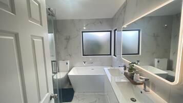 Shower, jetted bath, hair dryer, towels