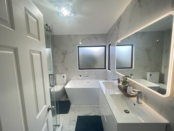 Douche, baignoire à remous, séchoir à cheveux, serviettes fournies