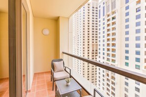 Balcony - Luxury JBR - 2BR - Free Beach Resorts Access! (Dubai)
