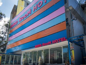 Vista frontal de la propiedad