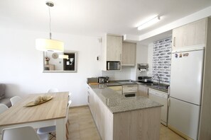 Kylskåp, mikrovågsugn, ugn och diskmaskin