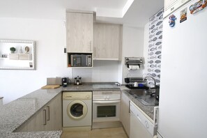 Kühlschrank, Mikrowelle, Ofen, Geschirrspüler