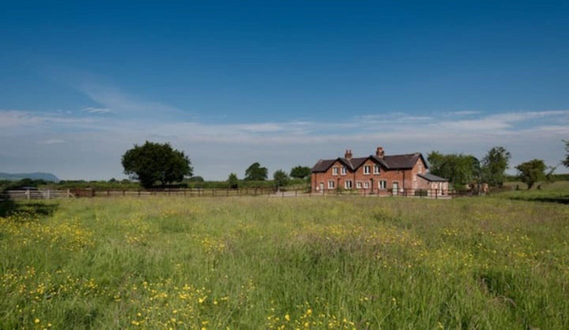 Fox&Hare cottages sleeps 16 with hot tub, fishing and wild swimming