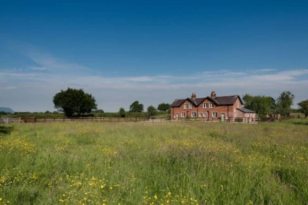 Fox&Hare cottages sleeps 16 with hot tub, fishing and wild swimming