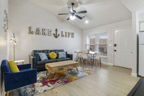 Smart-tv, dvd-spelare och böcker