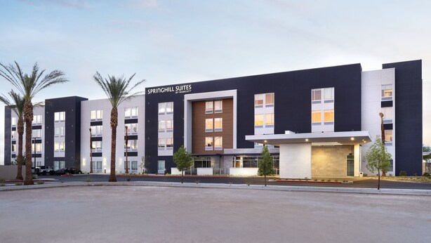 Un hôtel moderne avec une enseigne indiquant « SPRINGHILL SUITES BY HARBORT ».