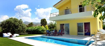 Citron Pale Villa with Private Pool
