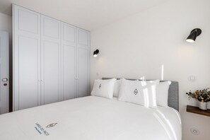 2 bedrooms, iron/ironing board, internet, bed sheets