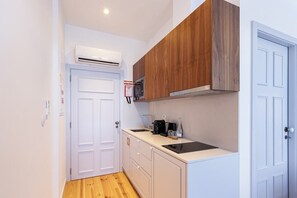 Coffee/tea maker, fridge, microwave, stovetop