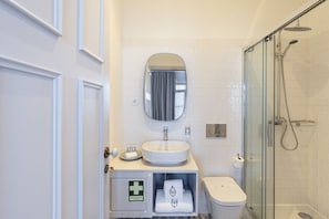 Hair dryer, towels, soap, toilet paper - LP Heritage 4. 01 w/ City View - Sé Apartamentos (Braga)