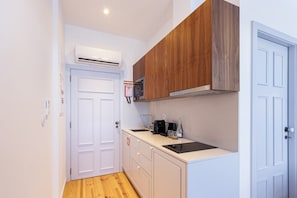 Fridge, microwave, stovetop, coffee/tea maker - LP Heritage 4. 01 w/ City View - Sé Apartamentos (Braga)