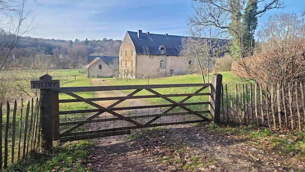 A gated entrance to a property with a sign reading "PRIVE." - Accommodation in the forges of Orval (Orval)
