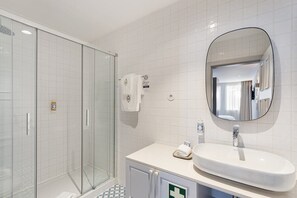 Sèche-cheveux, serviettes fournies, papier toilette