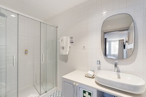 Hair dryer, towels, toilet paper - LP Heritage 4. 05 Casa Antiga by Sé Apartamentos (Braga)