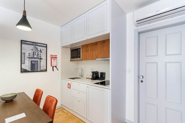 Coffee/tea maker, fridge, microwave, stovetop
