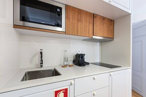 Réfrigérateur, micro-ondes, plaque de cuisson, cafetière/bouilloire