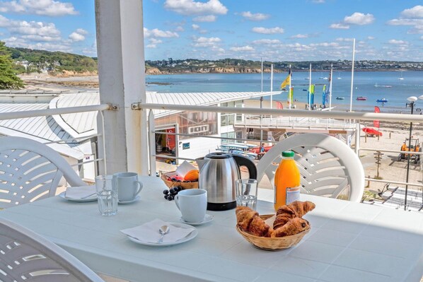 Outdoor dining - Brittany Coast Getaway (Plougonvelin)