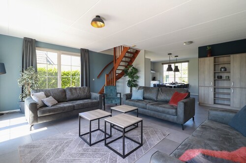 Villa with whirlpool and sauna in Makkum