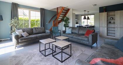 Villa with whirlpool and sauna in Makkum