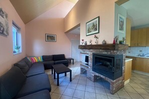 Smart TV, fireplace, ping pong