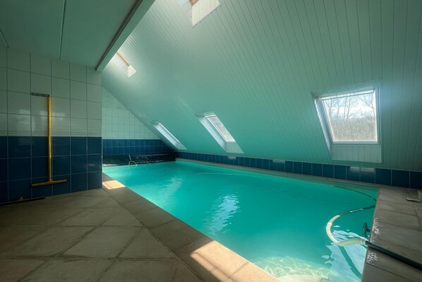 Indoor pool - Relaxing Villa with Pool (Filot)