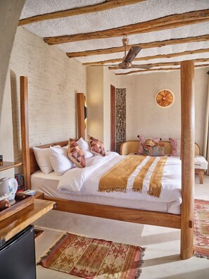 豪華四人房 | 房內夾萬、床單