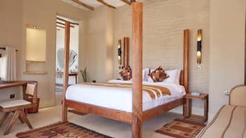Deluxe Triple Room | In-room safe, bed sheets