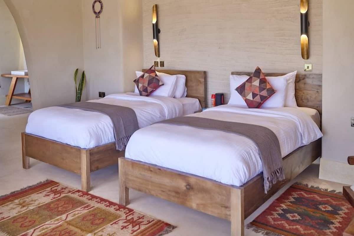 Deluxe Twin Room | In-room safe, bed sheets