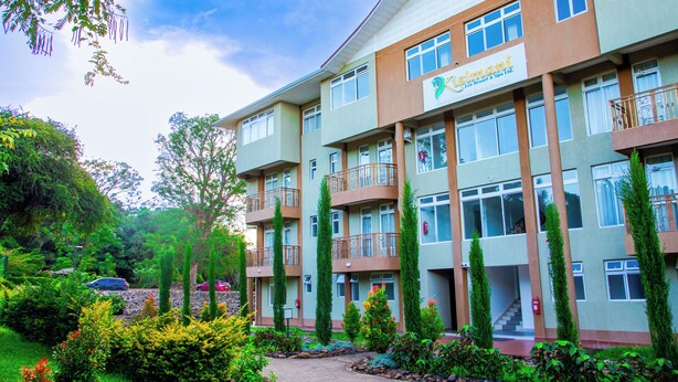 Un edificio de varios pisos con balcones y un letrero que dice 'Kistmani Eco Resort & Spa Ltd.'