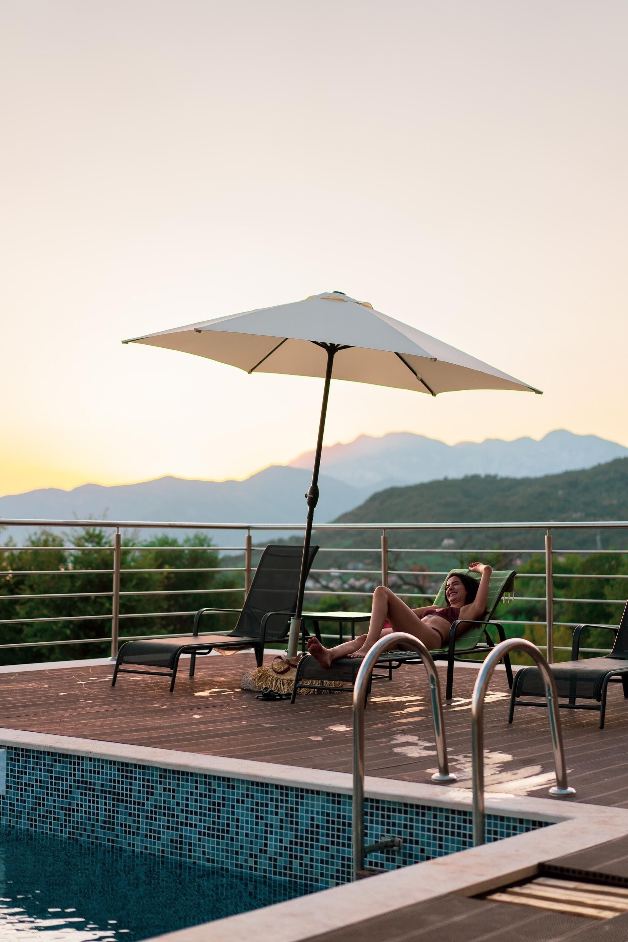 Piscine extérieure, parasols, chaises longues