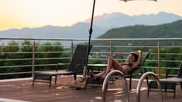 Piscine extérieure, parasols, chaises longues