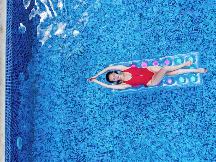 Piscina externa, guarda-sóis, espreguiçadeiras