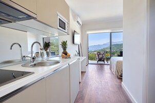 Apartamento básico, vista para o mar | Cozinha americana privada | Geladeira grande, micro-ondas, cooktop, lava-louças