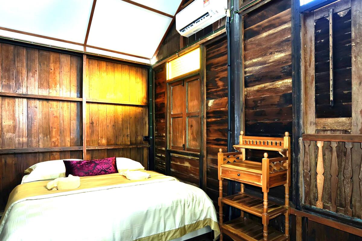 Suite junior | Espacio para trabajar con laptop, cortinas blackout y wifi gratis
