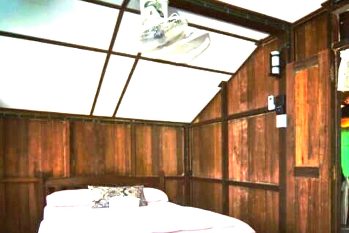 Habitación triple Deluxe | Espacio para trabajar con laptop, cortinas blackout y wifi gratis