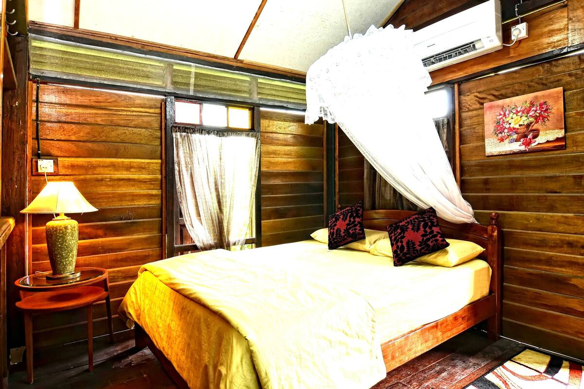 Espacio para trabajar con laptop, cortinas blackout y wifi gratis