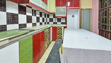 Habitación doble Deluxe, 1 cama Queen size | 1 habitación, escritorio y espacio para trabajar con laptop