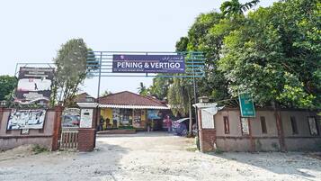 Vista frontal de la propiedad