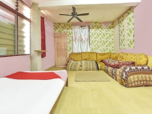 Deluxe Double Room, 1 Queen Bed | Desk, laptop workspace, free WiFi, bed sheets - OYO 90740 Paddington Lodge (Kota Bharu)