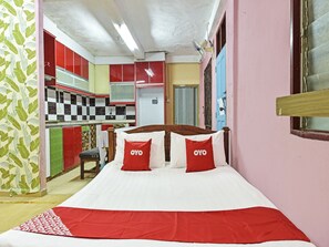 Deluxe Double Room, 1 Queen Bed | Desk, laptop workspace, free WiFi, bed sheets - OYO 90740 Paddington Lodge (Kota Bharu)